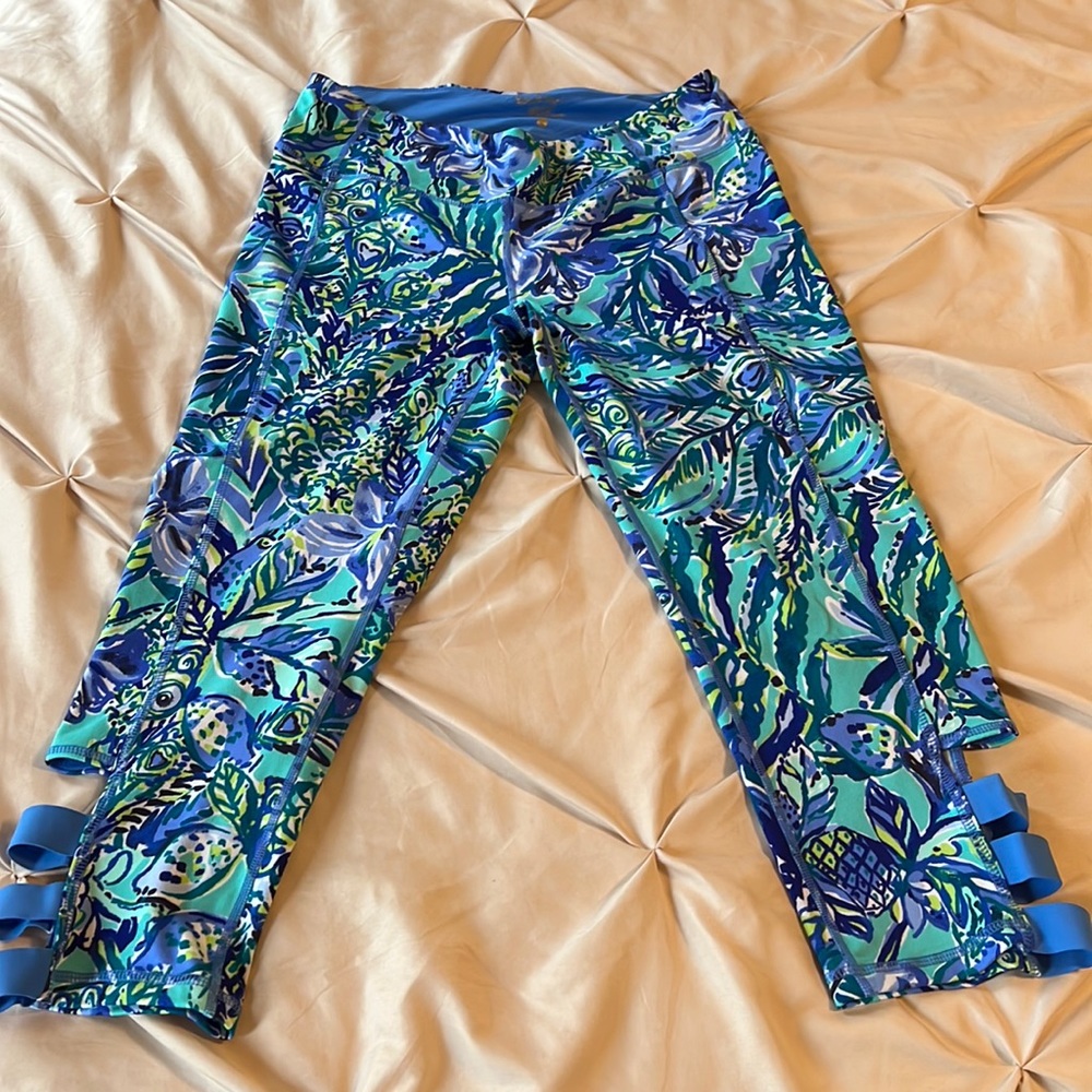 Lilly Pulitzer luxletic leggings size large with great ankle detail.